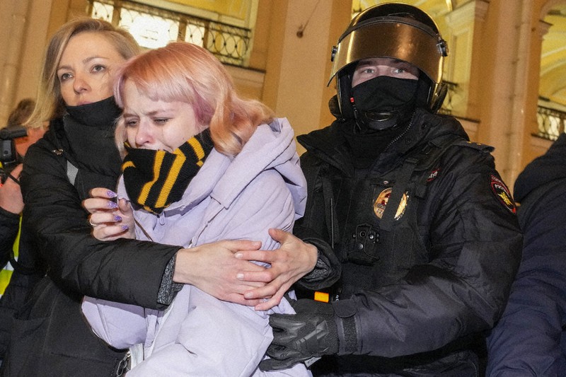 ウクライナ侵攻に反対するデモに参加し、ロシア警察に拘束される女性=ロシアのサンクトペテルブルクで3月2日、AP