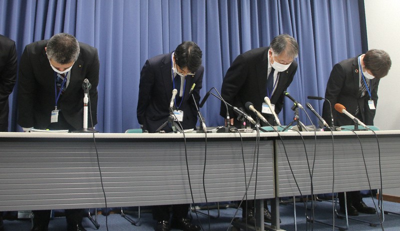 記者会見の冒頭、頭を下げて謝罪する堺市教委の幹部ら=堺市堺区の市役所で2022年4月22日午後2時10分、榊原愛実撮影