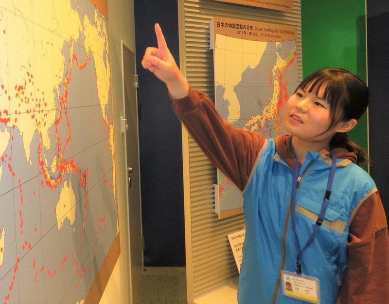 展示を説明する竹村幸子さん=神戸市中央区で2022年1月25日午後3時10分、三角真理撮影
