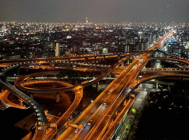 市役所から大阪の近未来的な夜景一望 眼下に行き交う車 東大阪 毎日新聞