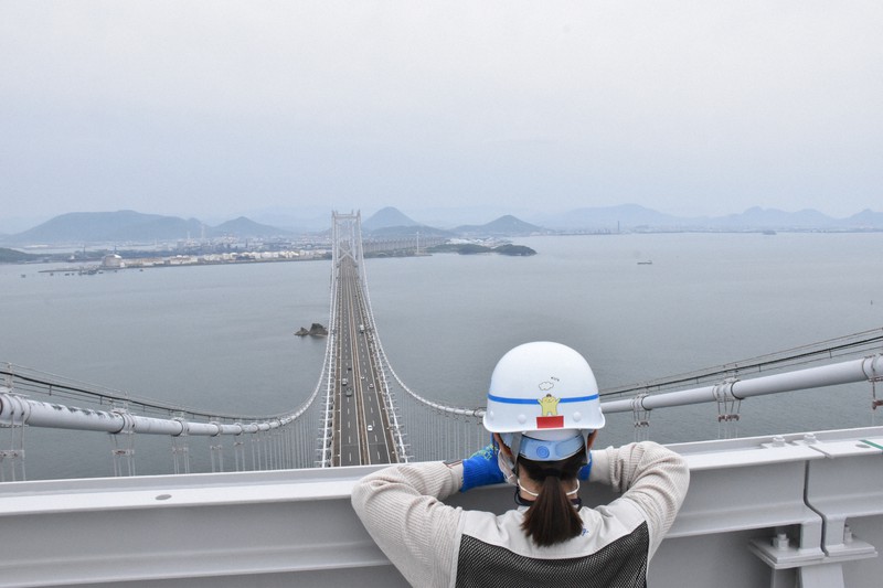 海上175メートルの高さから四国側を眺める参加者=香川県坂出市で2022年4月23日午後2時31分、川原聖史撮影