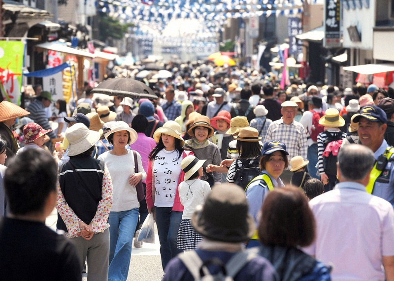 初日から26万人が繰り出しにぎわう2018年の有田陶器市=佐賀県有田町で同年4月29日、津村豊和撮影