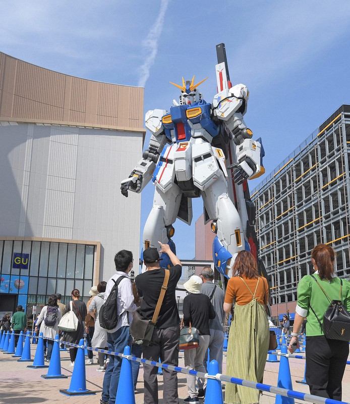 ガンダム像がお出迎え ららぽーと福岡 オープン 九州初進出 毎日新聞