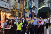 客引きに注意を呼びかけるパトロール＝東京都千代田区外神田で2021年6月18日、柿崎誠撮影