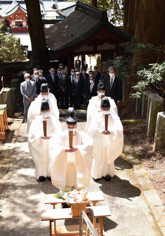 山頂の奥宮を拝み、登山安全を願う神職ら=栃木県日光市の日光二荒山神社中宮祠で2022年4月25日、渡辺佳奈子撮影