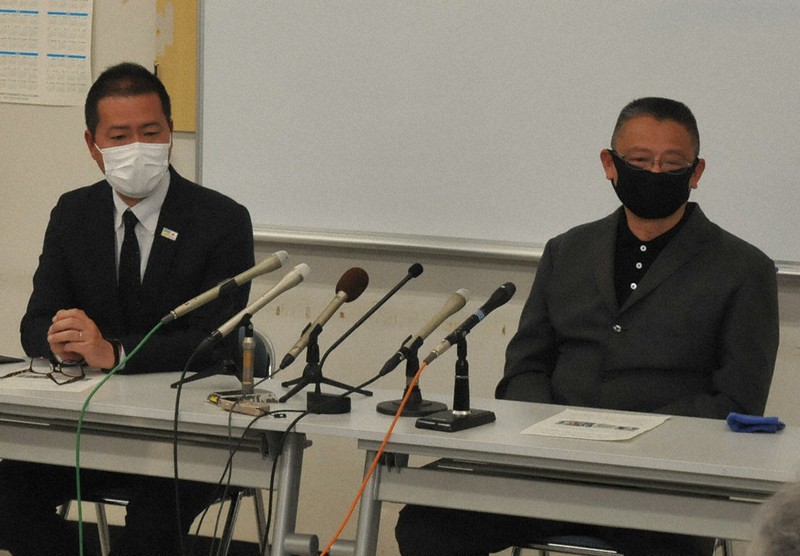 ウクライナからの避難者受け入れについて説明する小沢隆首席師範(右)と壬生照玄町長=長野県高森町役場で2022年4月25日、田倉直彦撮影