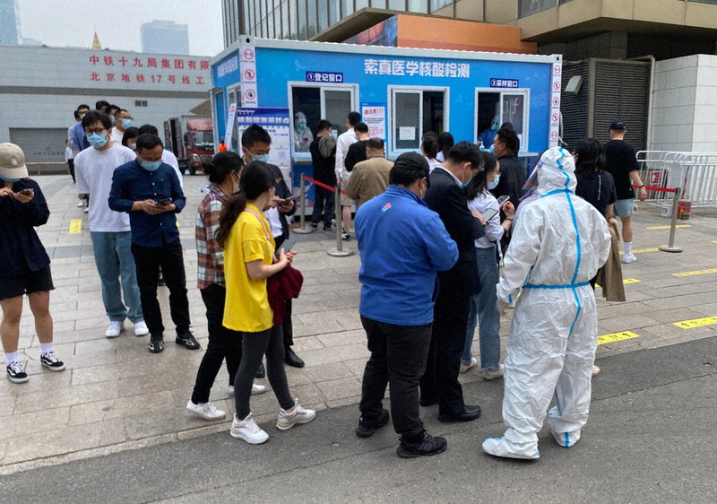 PCR検査場に並ぶ市民ら=北京市朝陽区で2022年4月25日、岡崎英遠撮影