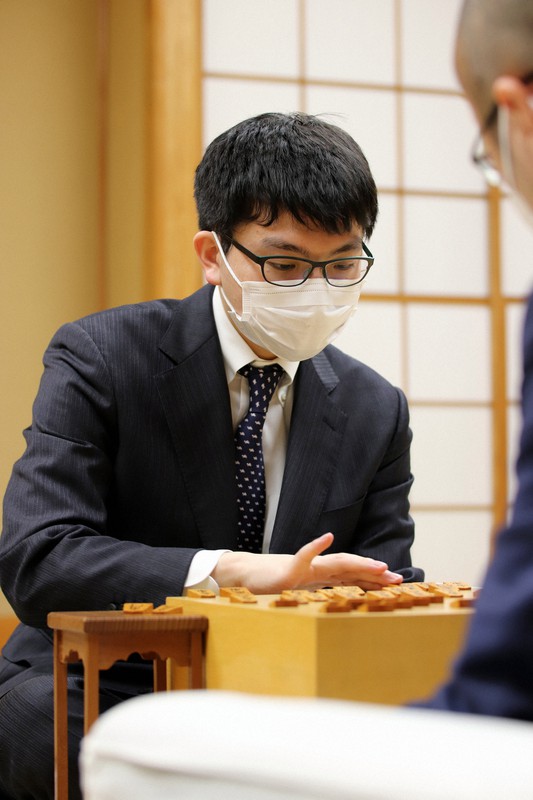 渡辺明名人を破って藤井聡太棋聖への挑戦を決めた永瀬拓矢王座=東京都渋谷区の将棋会館で2022年4月25日(日本将棋連盟提供)