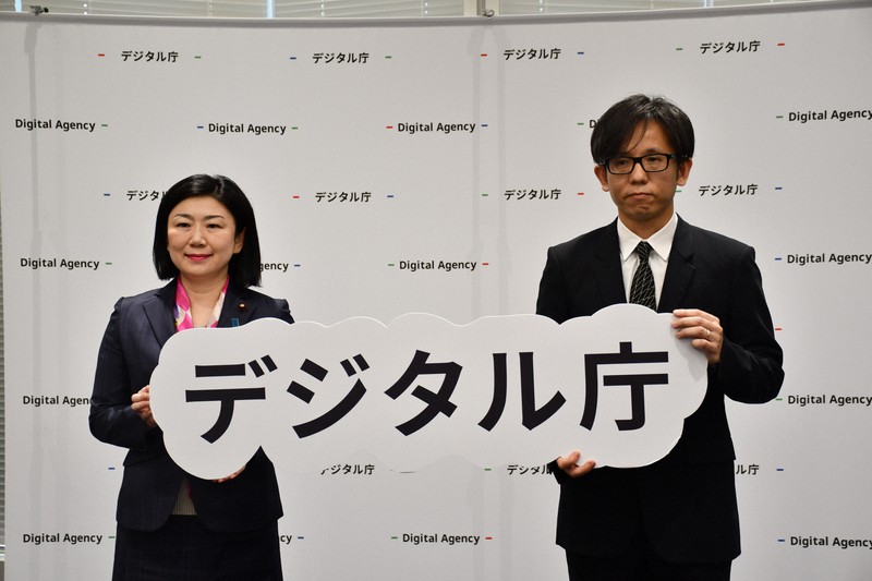 新たにデジタル監に就任した浅沼尚氏(右)と牧島かれんデジタル相=東京都千代田区で2022年4月26日午前11時8分、山口敦雄撮影