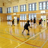 部活動の地域移行を検討する「拠点校」に選ばれ、地域の指導者から手ほどきを受ける宮崎県小林市立三松中学校の男子バレーボール部＝市教育委員会提供