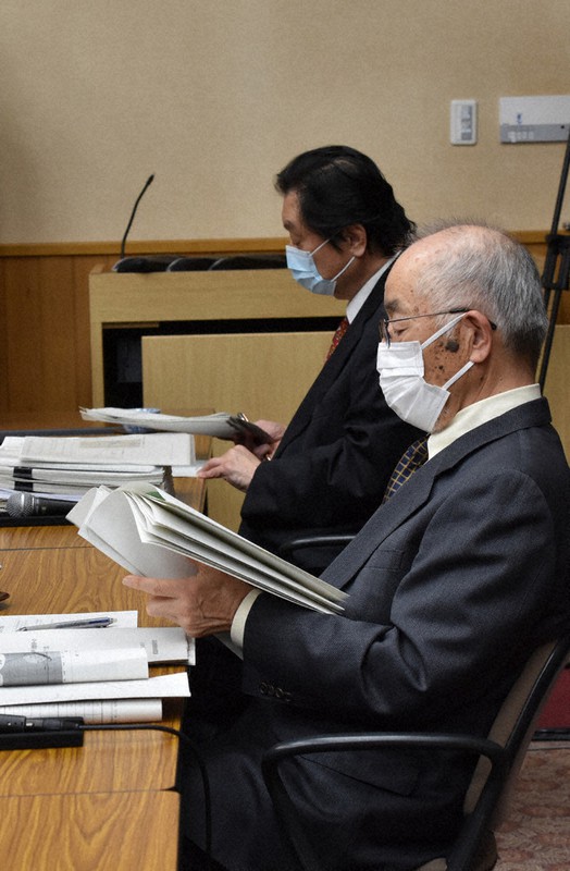 大井川に湧水を戻す案を議論した県の専門部会の有識者たち=静岡県庁で2022年4月26日、山田英之撮影