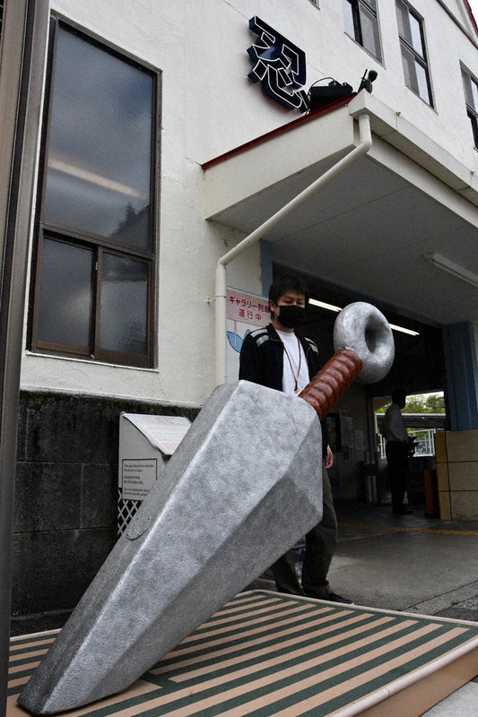 巨大クナイ、地面にグサリ 「忍者体験の町へ ようこそ」 上野市駅前に