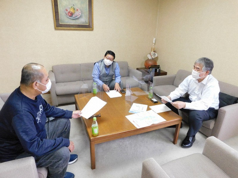 「県中部で地域FMを作る会」の理事会で情報発信について協議する(右から)市原剛さん、市本貴志さん、越智光男さん=奈良県田原本町で、村瀬達男撮影