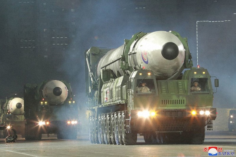 25日、平壌の金日成広場で行われた軍事パレードに登場した新型ICBM「火星17」=朝鮮中央通信・朝鮮通信