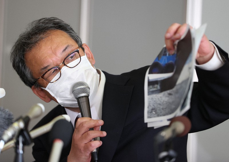 記者会見で事故の経緯を説明する運航会社「知床遊覧船」の桂田精一社長=北海道斜里町で2022年4月27日、猪飼健史撮影