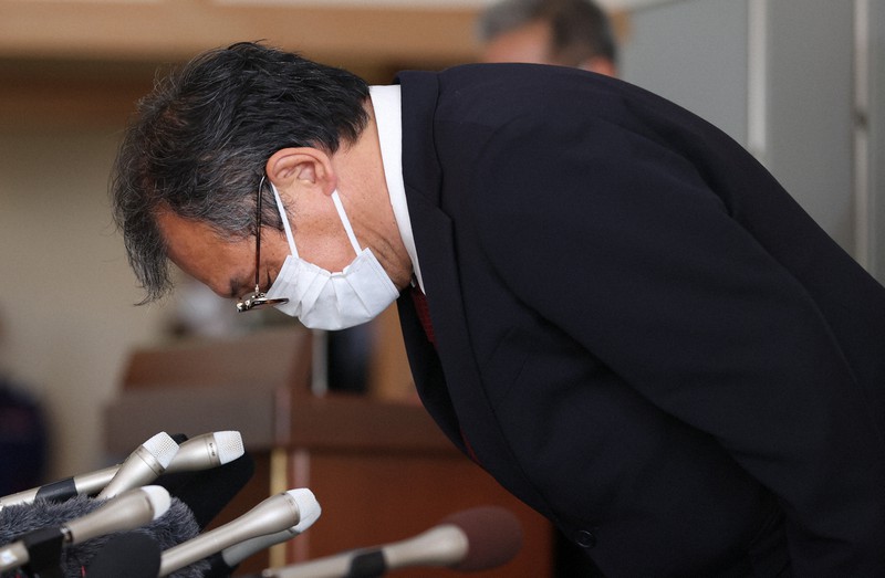 記者会見の冒頭、深々と頭を下げる運航会社「知床遊覧船」の桂田精一社長=北海道斜里町で2022年4月27日、猪飼健史撮影