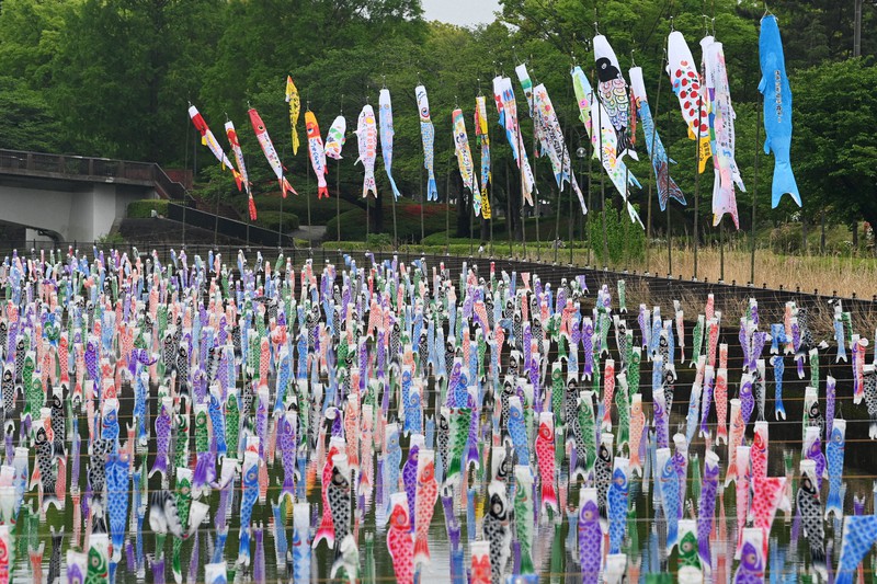 鶴生田川の川面を埋め尽くすこいのぼり=群馬県館林市で2022年4月26日、北山夏帆撮影