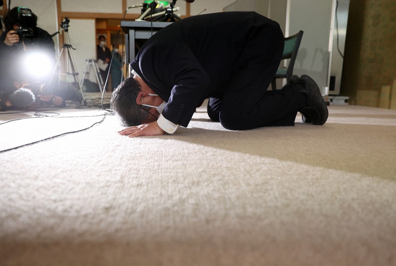 記者会見の冒頭で謝罪する運航会社「知床遊覧船」の桂田精一社長=北海道斜里町で2022年4月27日午後4時53分、猪飼健史撮影
