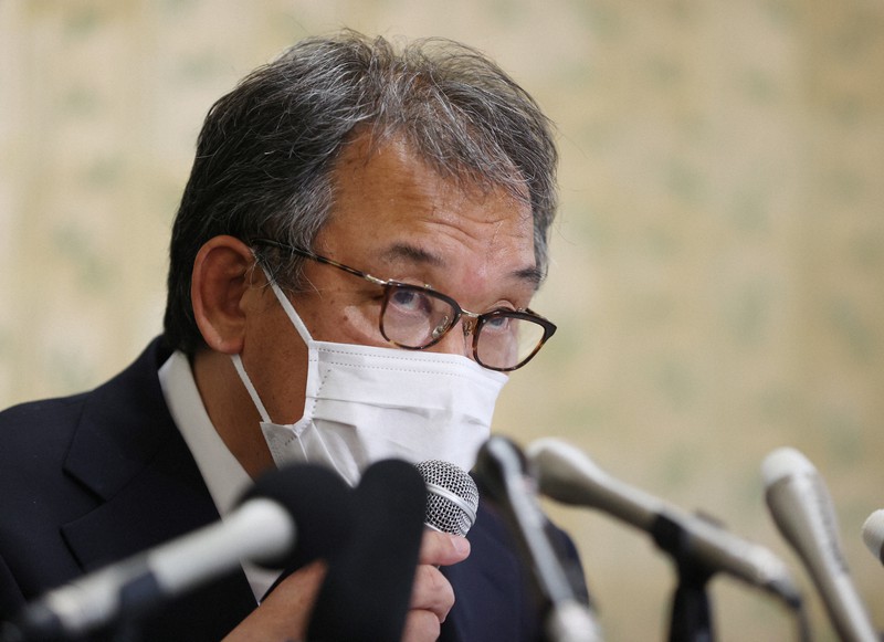 記者会見で事故の経緯を説明する運航会社「知床遊覧船」の桂田精一社長=北海道斜里町で2022年4月27日、猪飼健史撮影