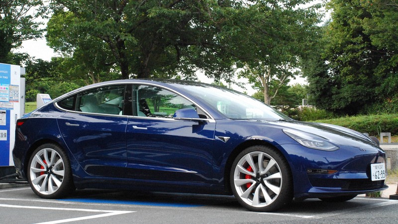 テスラの量産電気自動車(EV)として人気の「モデル3」=静岡県御殿場市で2019年8月6日、川口雅浩撮影