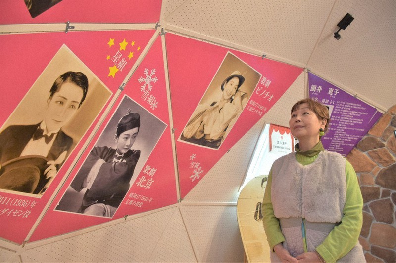 駅舎内にある園井恵子の展示室を眺める柴田和子さん=岩手県岩手町の岩手川口駅で2022年3月19日、日向米華撮影