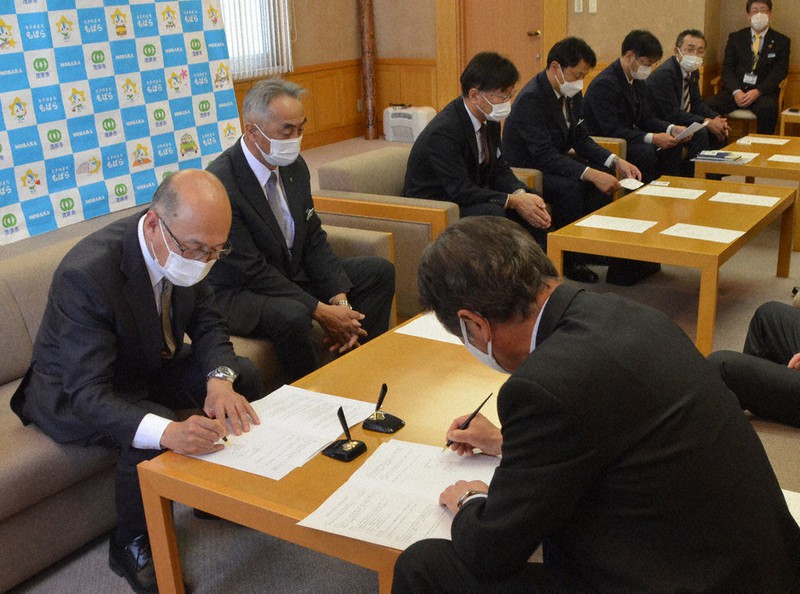 脱炭素社会の推進に向けた連携協定を結ぶ茂原市と大多喜ガスの関係者たち=千葉県茂原市役所で2022年4月12日
