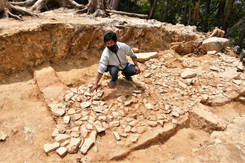 床面に石が敷き詰められた横穴式石室=滋賀県栗東市小野の北尾遺跡で、礒野健一撮影