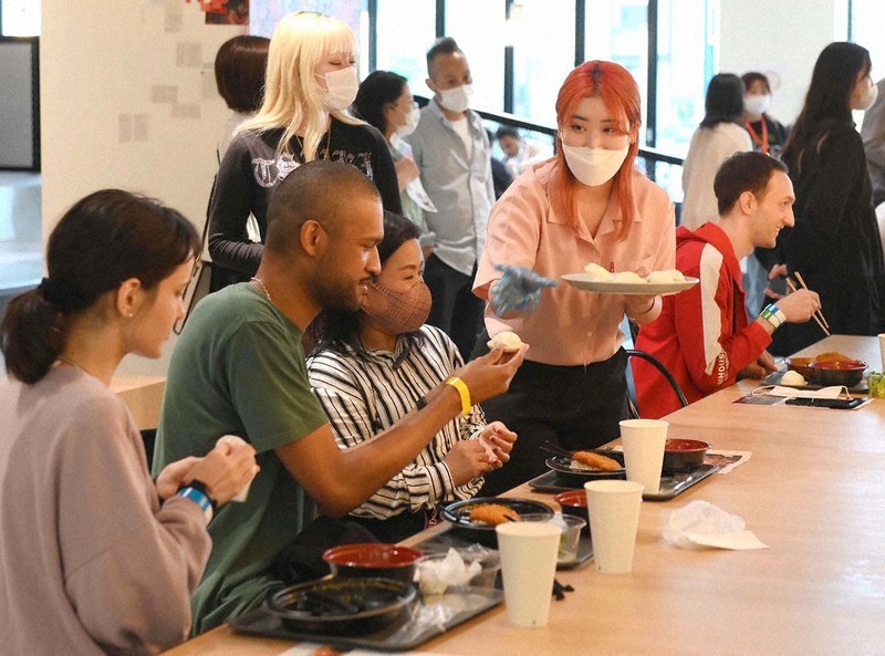 無料の食事が提供された「外国人食堂」=大阪市浪速区で2022年4月27日午後5時40分、北村隆夫撮影