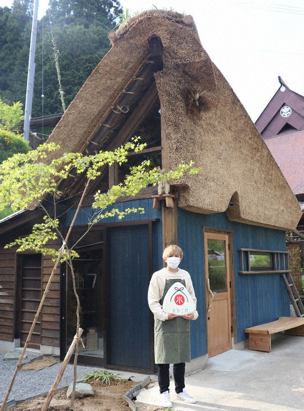 オープンする「むすび屋弥右ヱ門」の前に立つ松原さん=和歌山県かつらぎ町志賀で、藤原弘撮影