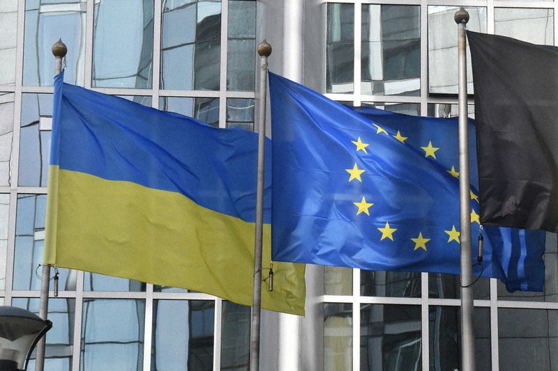 欧州連合(EU)の欧州議会に掲げられたウクライナの国旗(左)とEUの旗=ブリュッセルで4月20日、岩佐淳士撮影
