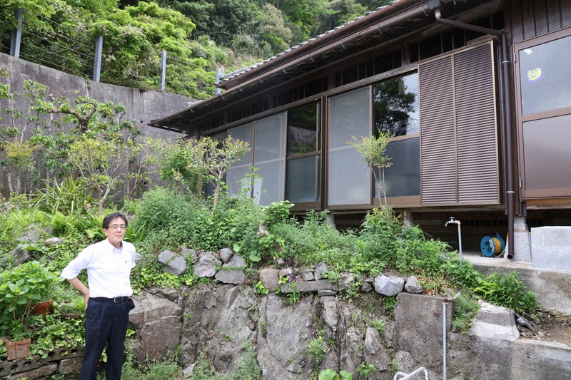 伊勢正三さんゆかりの品々を展示する資料館「海風音楽庵」と田中陽一代表理事=2022年4月26日午後3時26分、衛藤親撮影
