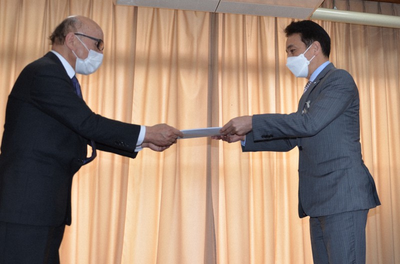 第三者委員会の報告書を受け取る松本一彦・真鶴町長(右)=真鶴町で2022年4月28日午後1時9分、本橋由紀撮影