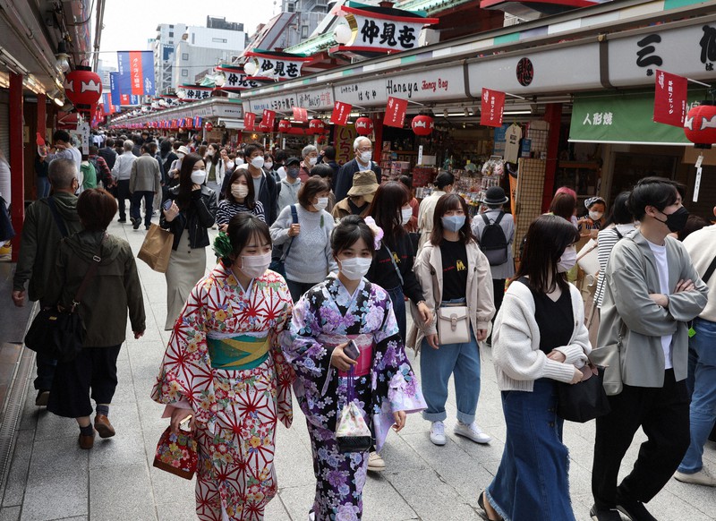 観光客でにぎわう東京・浅草の仲見世通り=東京都台東区で2022年4月17日、猪飼健史撮影