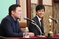 第94回米アカデミー賞で国際長編映画賞に輝いた「ドライブ・マイ・カー」主演の西島秀俊さん（右）と濱口竜介監督＝東京都千代田区の日本記者クラブで2022年4月5日午後3時41分、吉田航太撮影
