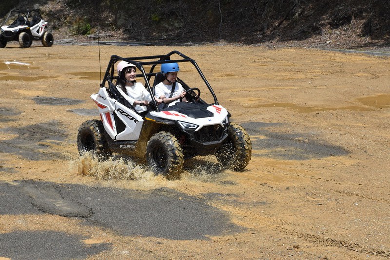 バギー」を楽しんで 多気の商業リゾート施設「VISON」 全長800メートル