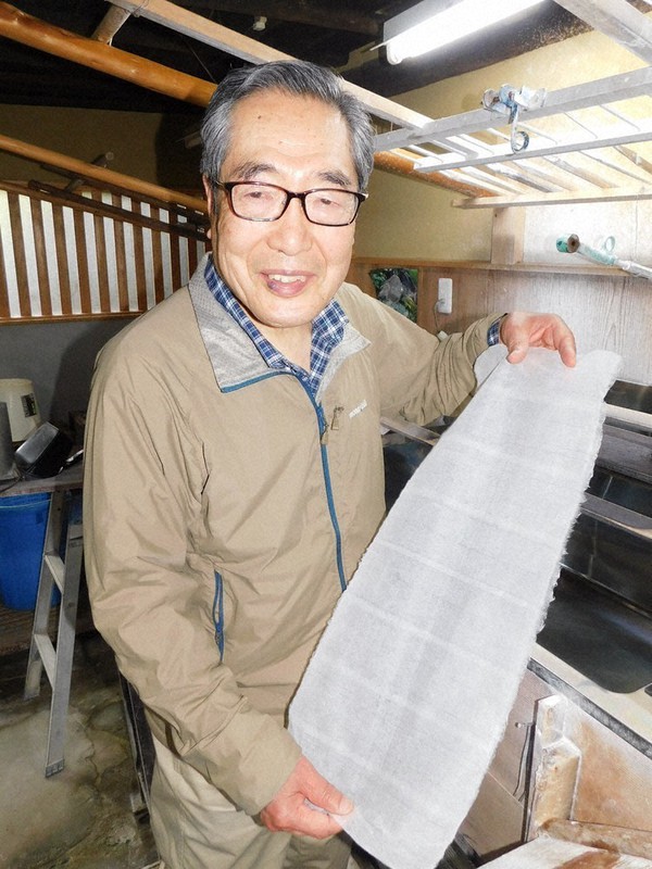 美栖紙を手に受章を喜ぶ上窪良二さん=吉野町南大野で2022年4月26日午後5時14分、村瀬達男撮影