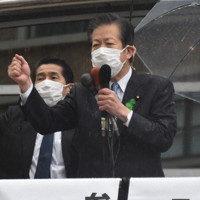 夏の参院選に向け、街頭演説で支持を訴える公明党の山口那津男代表＝神戸市中央区で2022年4月29日午前11時23分、畠山嵩撮影