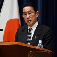 物価高対策などを発表する岸田文雄首相＝首相官邸で2022年4月26日午後6時39分、竹内幹撮影