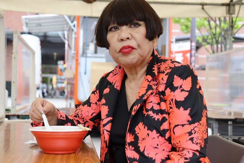 コシノジュンコさんモチーフのラーメン登場 赤と黒でガツンと | 毎日新聞