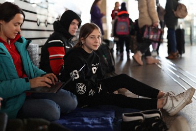 首都キーウからいとこらと避難するカーチャさん（13）は英国のビザを待つ。将来は「女優になりたい」と話す＝ワルシャワで