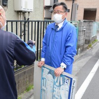 自身の選挙区の男性から話を聞く、立憲民主党の元衆院議員、高木錬太郎氏（右）＝さいたま市南区で2022年4月18日、宮原健太撮影