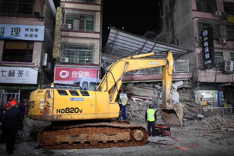 中国・長沙のビル崩壊 23人閉じ込められる 違法建築疑う声も [写真特集