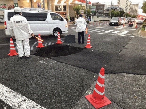道路が陥没し、車線が規制された現場。中央の色の濃い部分が陥没場所で、仮補修してある=大阪市東住吉区矢田3で2022年4月29日午後6時ごろ、大阪市建設局南部方面管理事務所提供
