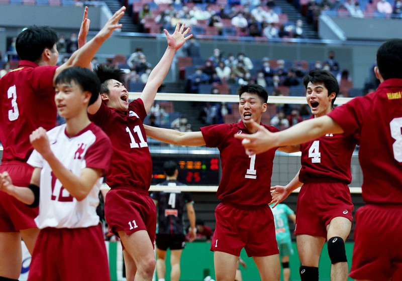 【JT-早大】JTに勝利し喜ぶ早大の選手たち=丸善インテックアリーナ大阪で2022年4月30日、滝川大貴撮影