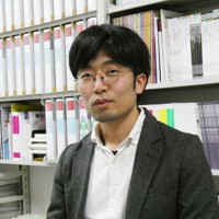 青柳健隆・関東学院大准教授＝横浜市で2022年2月、岸本悠撮影