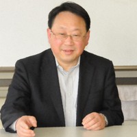 「今こそ、部活動のあり方を見直すべきだ」と訴えるNPO法人「千葉こどもサポートネット」理事長の米田修さん＝千葉市で2022年4月22日、村上正撮影