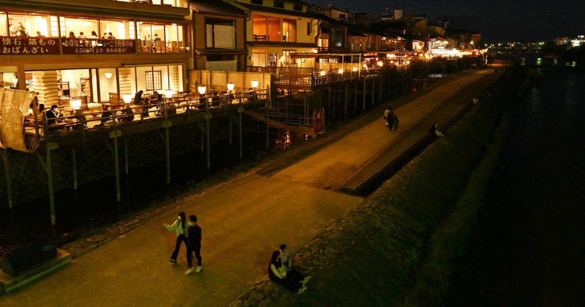 初夏の風物詩「納涼床」始まる 3年ぶり 京都・鴨川 | 毎日新聞