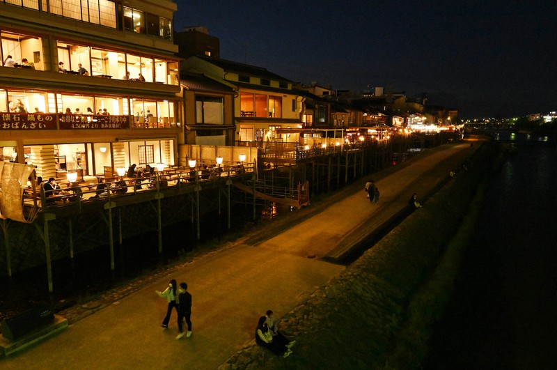 初夏の風物詩「納涼床」始まる 3年ぶり 京都・鴨川 | 毎日新聞