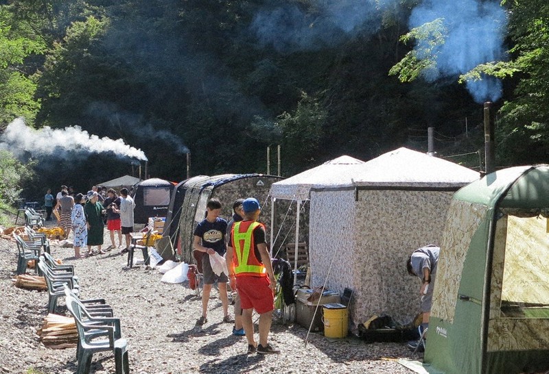 山梨県小菅村の散策イベントを行う地元NPOは3年前に村内の豊かな自然のなか、サウナキャンプを共催した=2019年10月5日、山本悟撮影