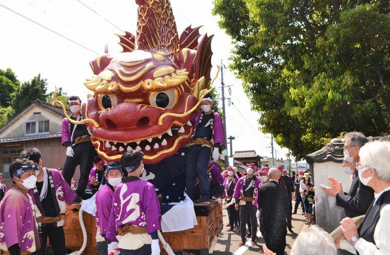 修復の鯱お披露目 唐津くんち13番曳山 ／佐賀 | 毎日新聞
